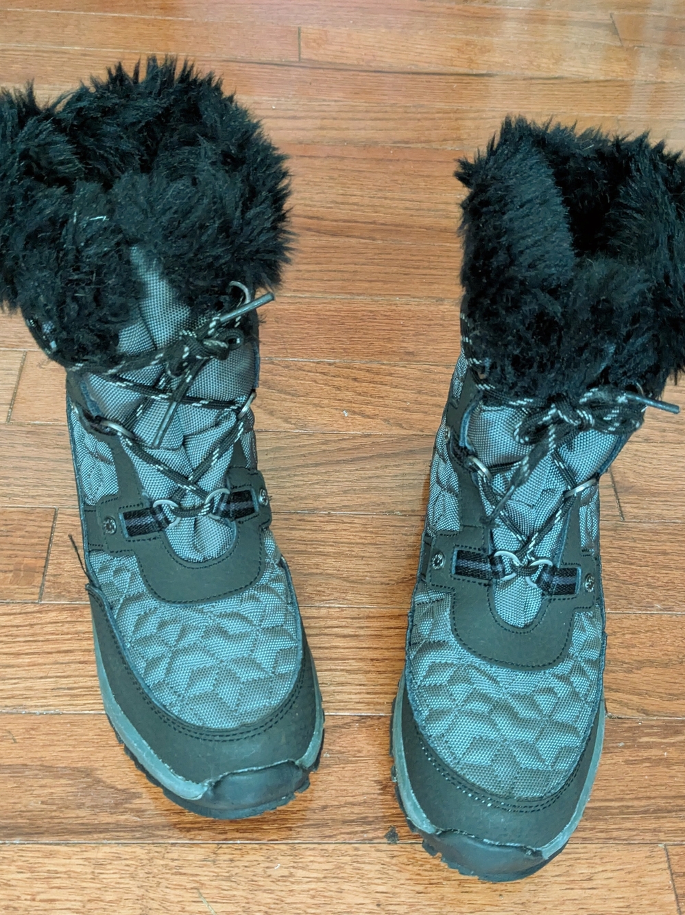 BearPaw youth teen size 5 winter boots L Black Quilted Faux-Fur Snow Boots